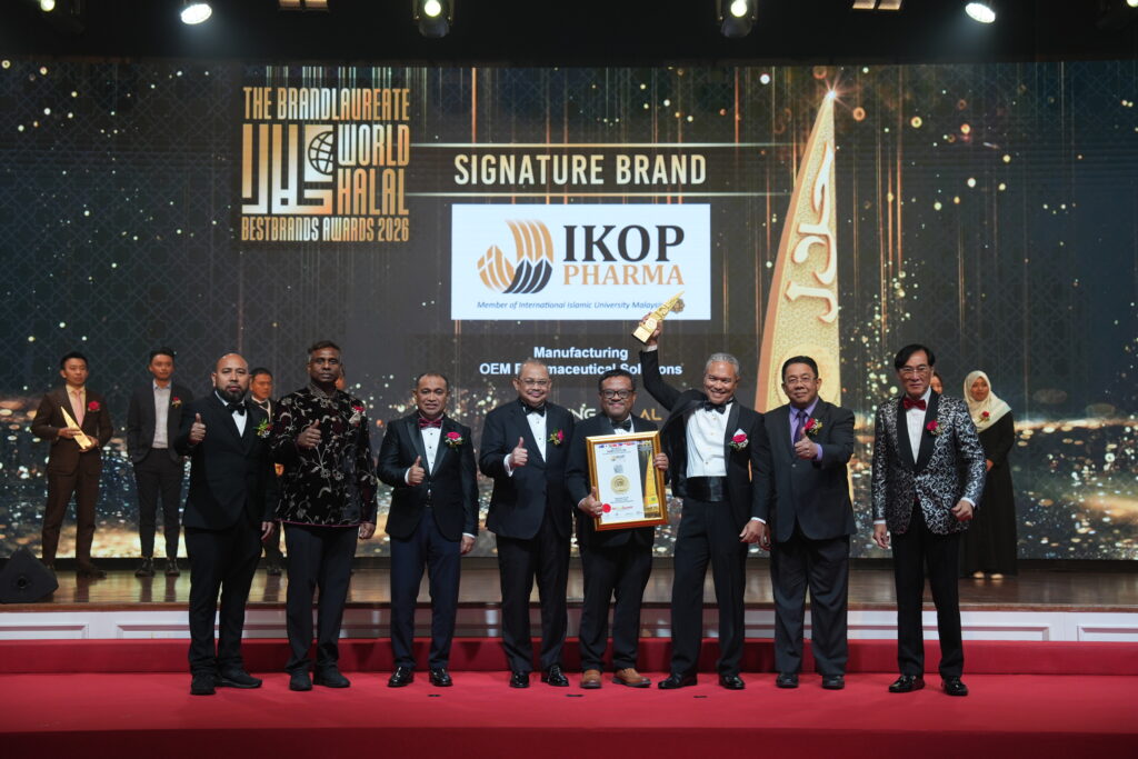Pasukan IKOP Pharma menerima anugerah The BrandLaureate Awards 2026 di The Majestic Hotel