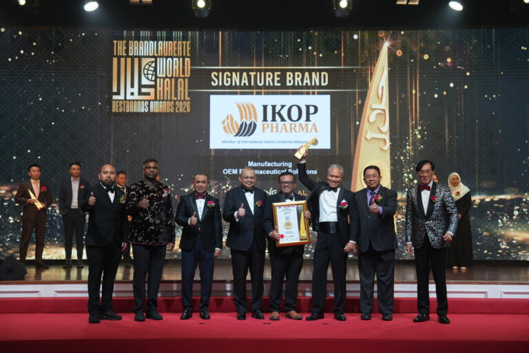 Pasukan IKOP Pharma menerima anugerah The BrandLaureate Awards 2026 di The Majestic Hotel