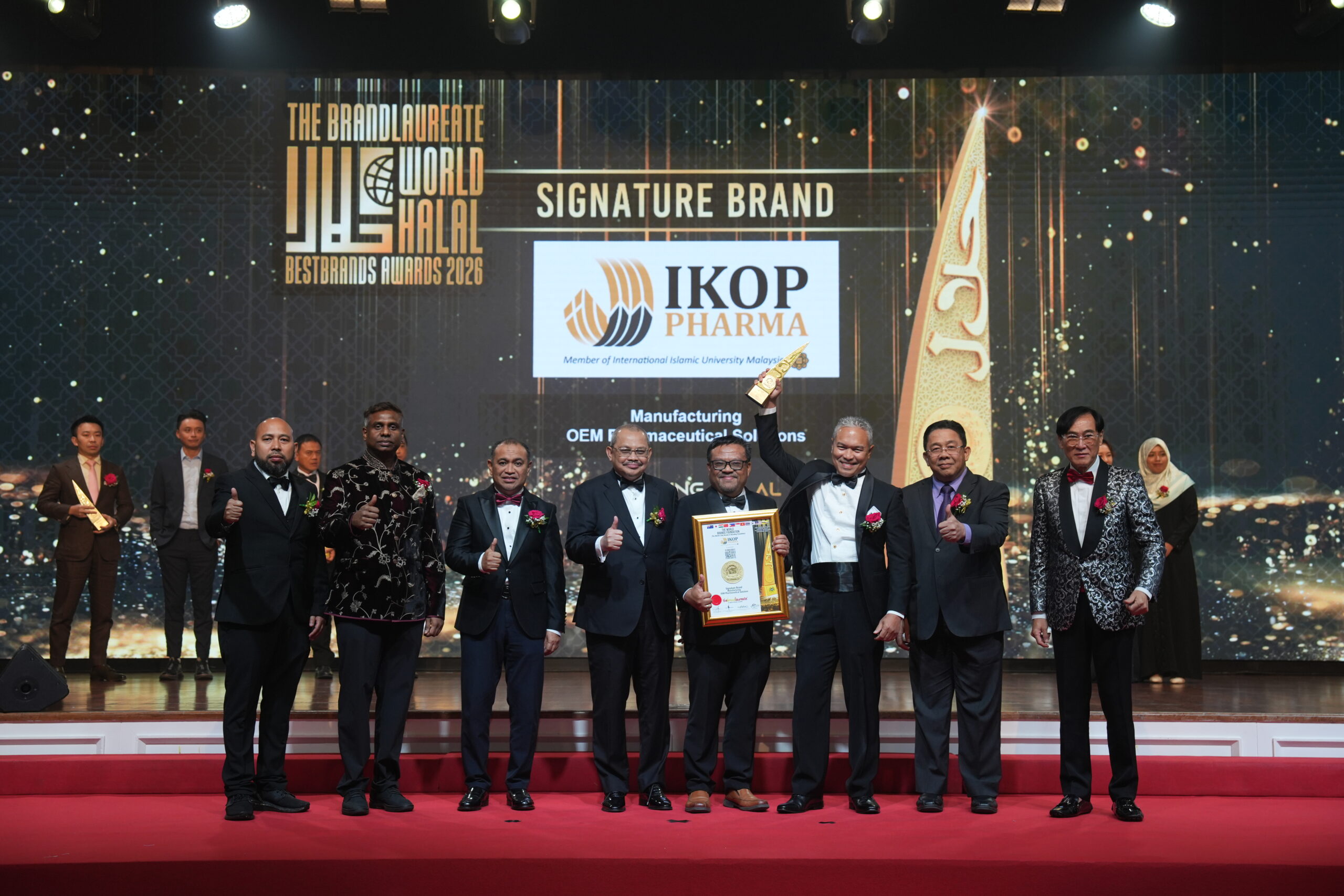 Pasukan IKOP Pharma menerima anugerah The BrandLaureate Awards 2026 di The Majestic Hotel