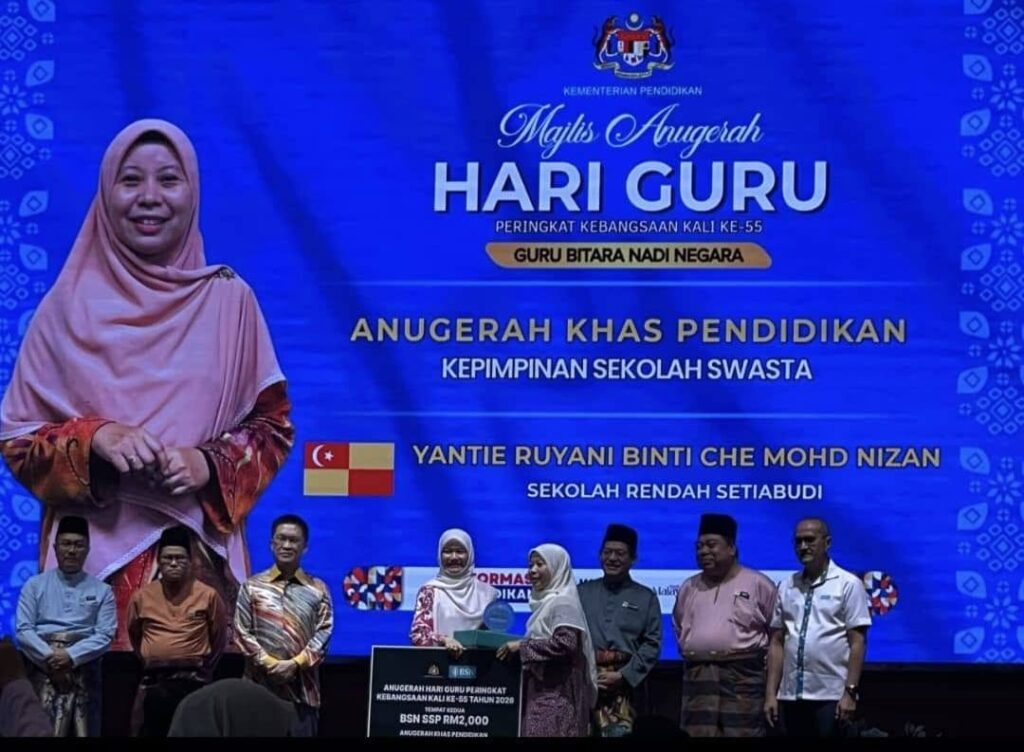 Setiabudi principal receiving the National Private School Leadership Award